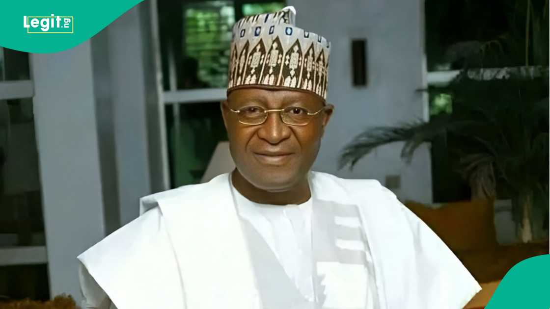 Solomon Ewugu da ya rasu bayan rashin lafiya. Solomon Ewugu da ya rasu bayan rashin lafiya.