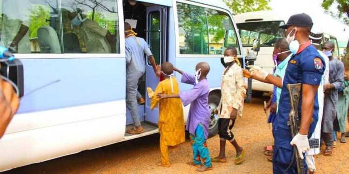 COVID-19: ACRI ta hada-kai da HumAngle, ta rabawa Almajirai 2, 300 kaya COVID-19: ACRI ta hada-kai da HumAngle, ta rabawa Almajirai 2, 300 kaya