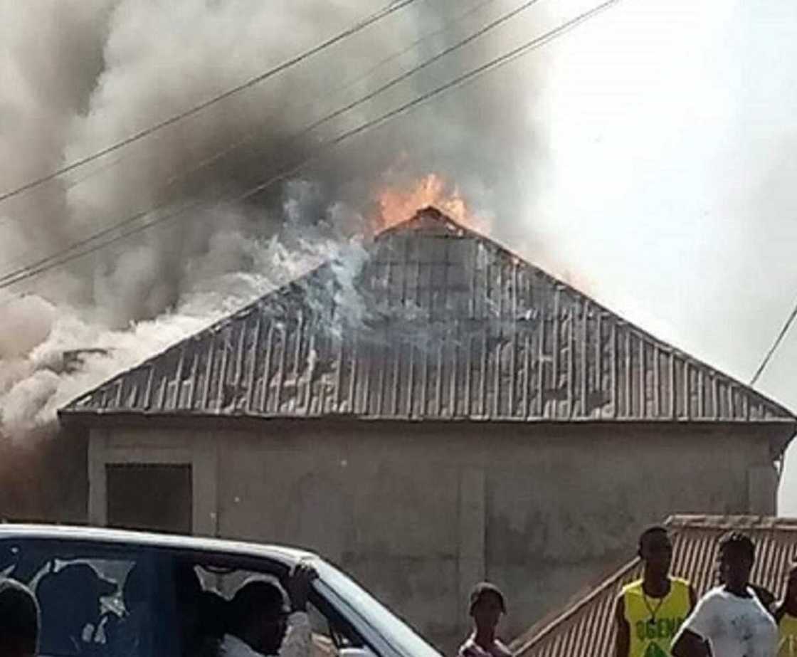 Matasa sun cinna wa coci wuta saboda satar mazakuta Matasa sun cinna wa coci wuta saboda satar mazakuta