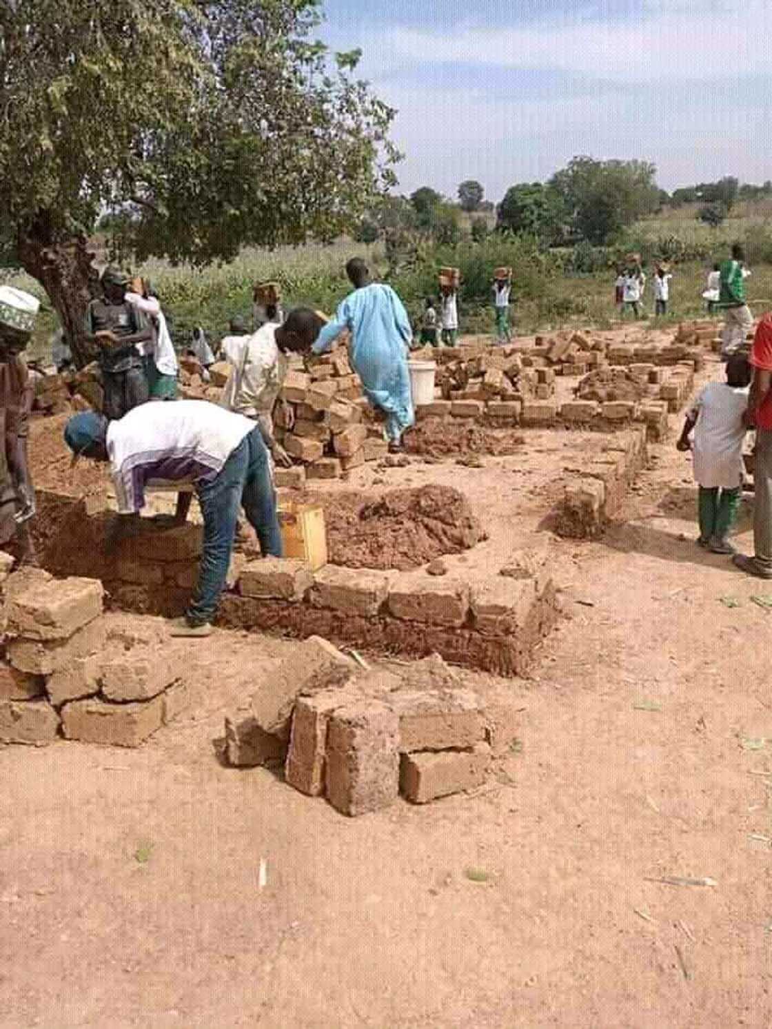 Hotuna: Daliban firamare a Katsina sun gaji da gafara sa, sun fara ginawa kansu ajujuwan karatu Hotuna: Daliban firamare a Katsina sun gaji da gafara sa, sun fara ginawa kansu ajujuwan karatu