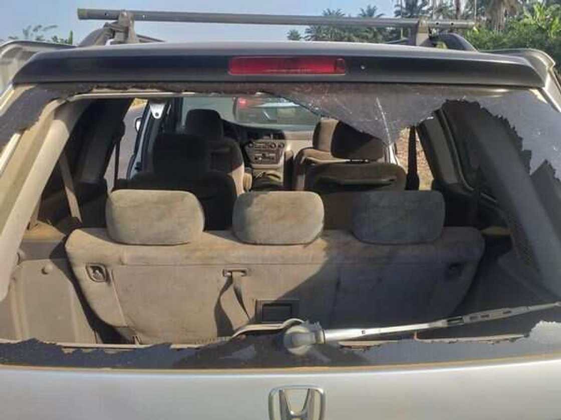 'Yan bindiga sun kai wa Sanata hari a Osun yayin taro a mazaɓarsa 'Yan bindiga sun kai wa Sanata hari a Osun yayin taro a mazaɓarsa