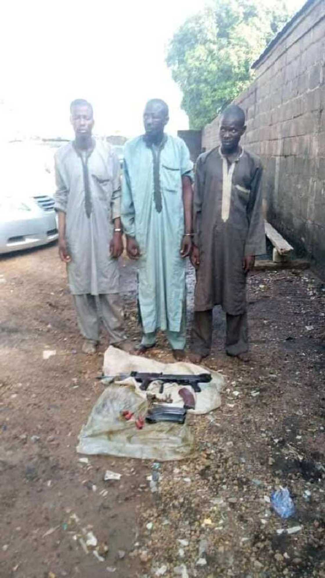 Rundunar Abba Kyari ta samu gagarumar nasara a kan masu garkuwa da mutane a hanyar Abuja (Hotuna) Rundunar Abba Kyari ta samu gagarumar nasara a kan masu garkuwa da mutane a hanyar Abuja (Hotuna)