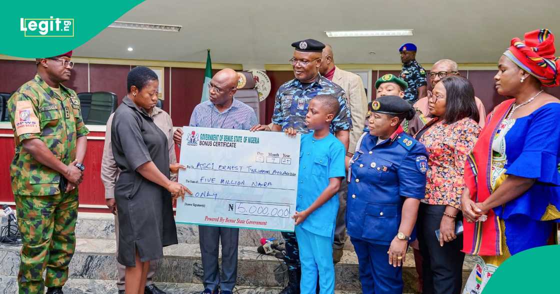 Gwamna Alia tare da iyalan jami'a tsaro. Gwamna Alia tare da iyalan jami'a tsaro.