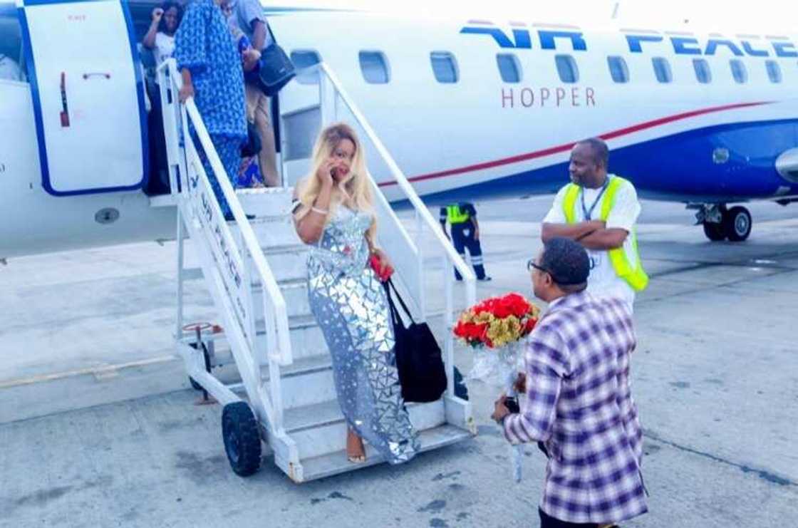 Man surprises girlfriend with a marriage proposal at Asaba airport Man surprises girlfriend with a marriage proposal at Asaba airport