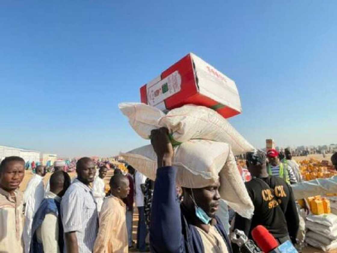 Hotunan Zulum a sansanin 'yan gudun hijira na Bakassi, ya bai wa masu komawa gida N.5b Hotunan Zulum a sansanin 'yan gudun hijira na Bakassi, ya bai wa masu komawa gida N.5b