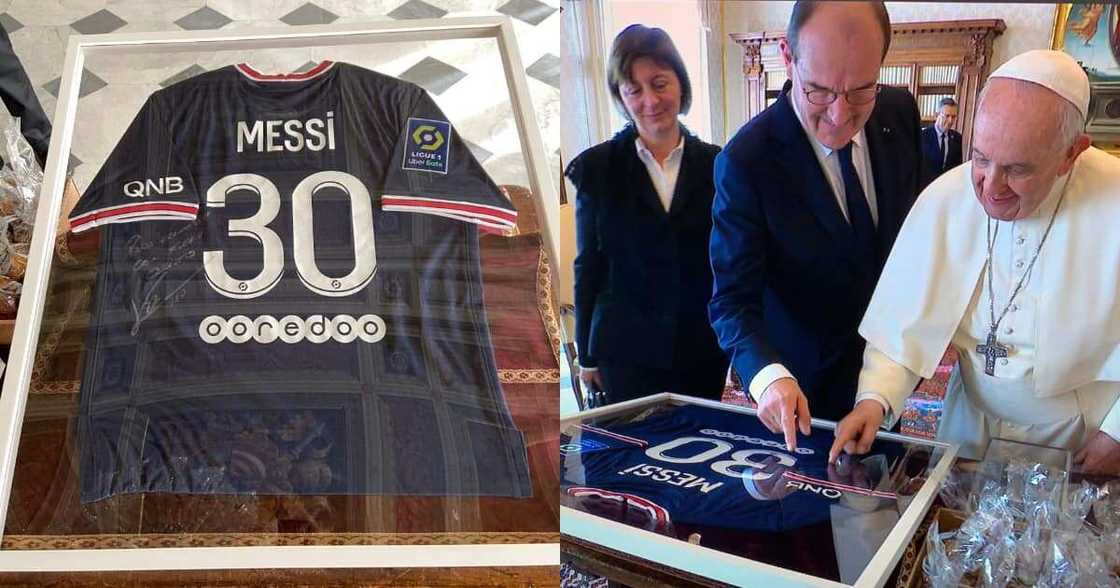 Pope Francis admires a signed PSG jersey sent to him by Messi. Photo: Twitter/@RoyNemer. Pope Francis admires a signed PSG jersey sent to him by Messi. Photo: Twitter/@RoyNemer.