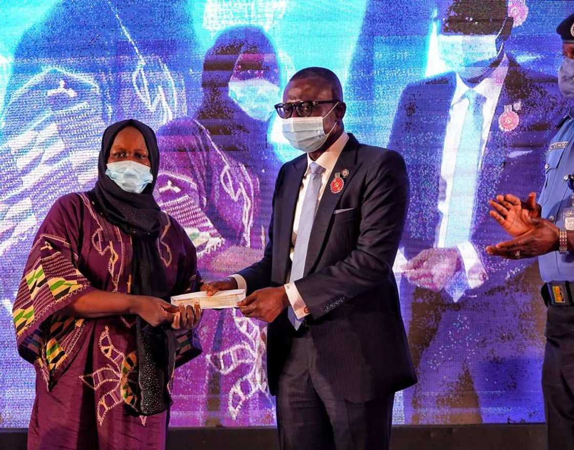 EndSARS: Gwamnan Legas ya baiwa kowanne cikin iyalan yan sandan da aka kashe N10m EndSARS: Gwamnan Legas ya baiwa kowanne cikin iyalan yan sandan da aka kashe N10m