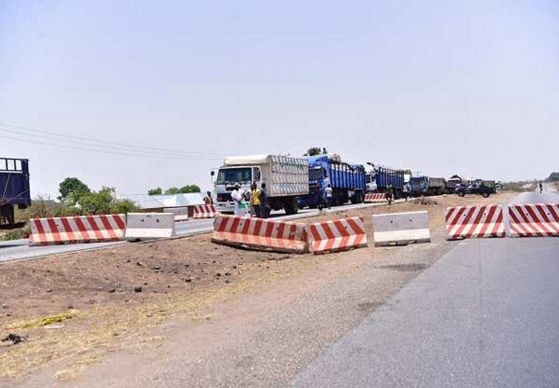 An kama 'yan gudun hijira daga Kano zasu shiga Kaduna a boye a cikin motocin dako (Hotuna) An kama 'yan gudun hijira daga Kano zasu shiga Kaduna a boye a cikin motocin dako (Hotuna)
