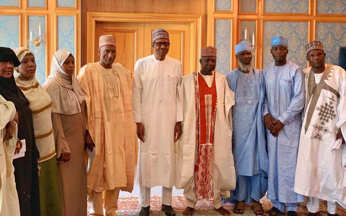 Buhari ya gana da 'yan Najeriya mazauna Saudiyya, ya tashi zuwa Abuja (Hotuna da bidiyo) Buhari ya gana da 'yan Najeriya mazauna Saudiyya, ya tashi zuwa Abuja (Hotuna da bidiyo)