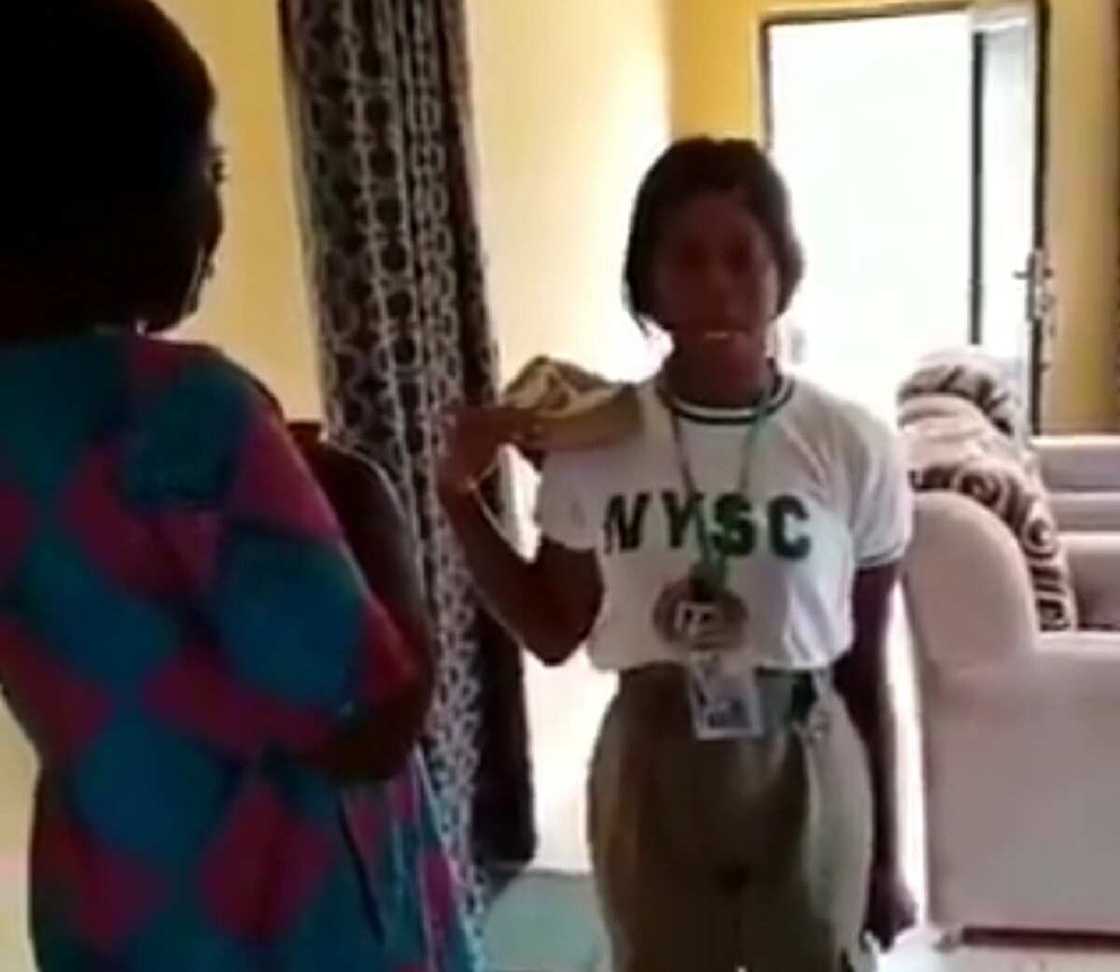 Ke kadai kika yi dawainiyata har na kawo haka, mai bautar kasa tana jinjinawa mahaifiyarta (Bidiyo) Ke kadai kika yi dawainiyata har na kawo haka, mai bautar kasa tana jinjinawa mahaifiyarta (Bidiyo)