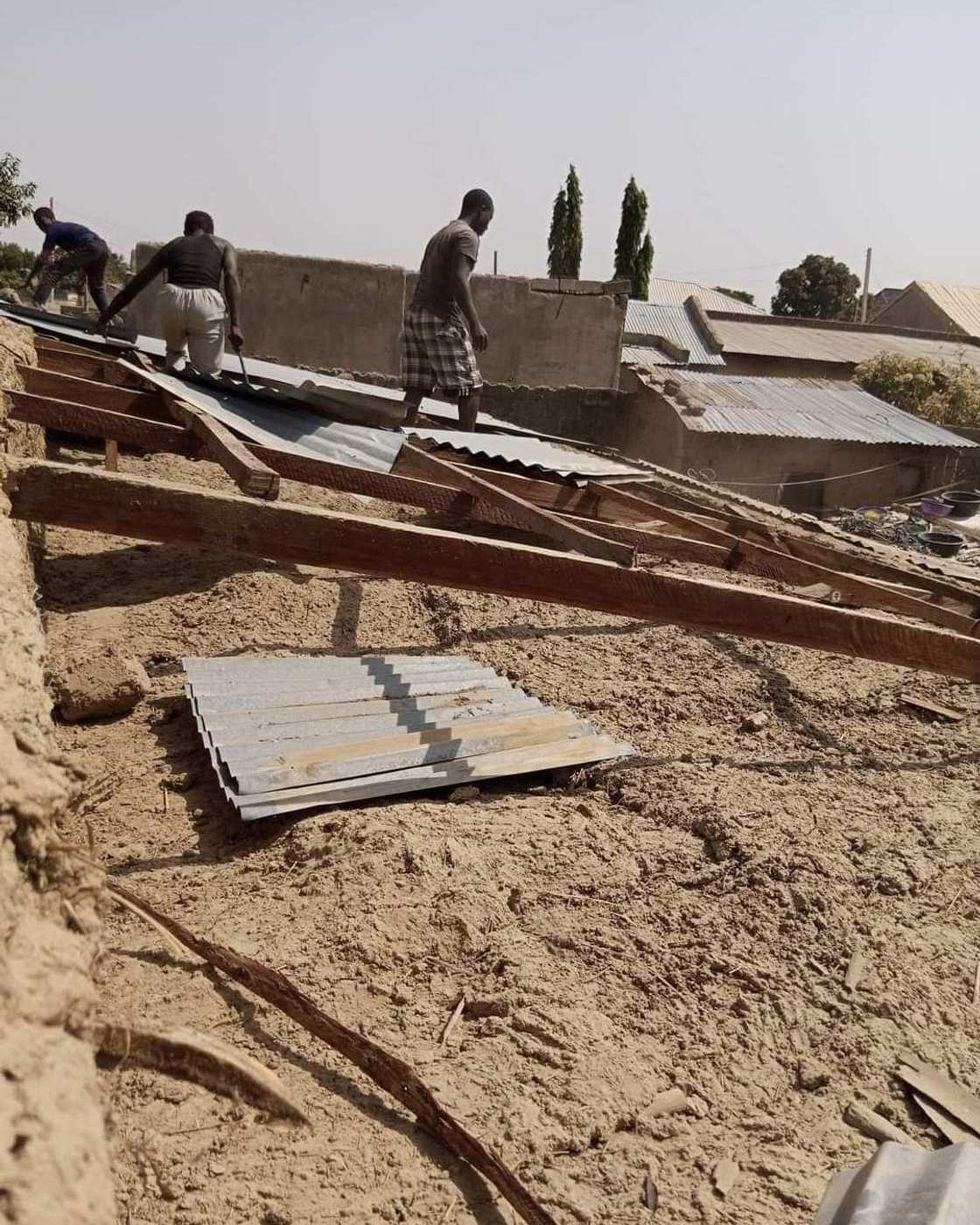 Yadda wani dattijo ya yaye rufin gidansa don ya biya kudin fansar dansa a Katsina Yadda wani dattijo ya yaye rufin gidansa don ya biya kudin fansar dansa a Katsina