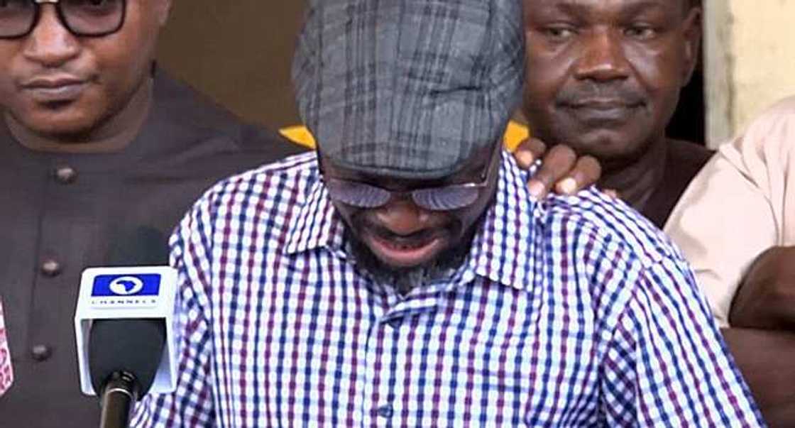 Kwamishina ya zubda hawaye bayan ganin satar da yan daba suka yi a Kogi Kwamishina ya zubda hawaye bayan ganin satar da yan daba suka yi a Kogi