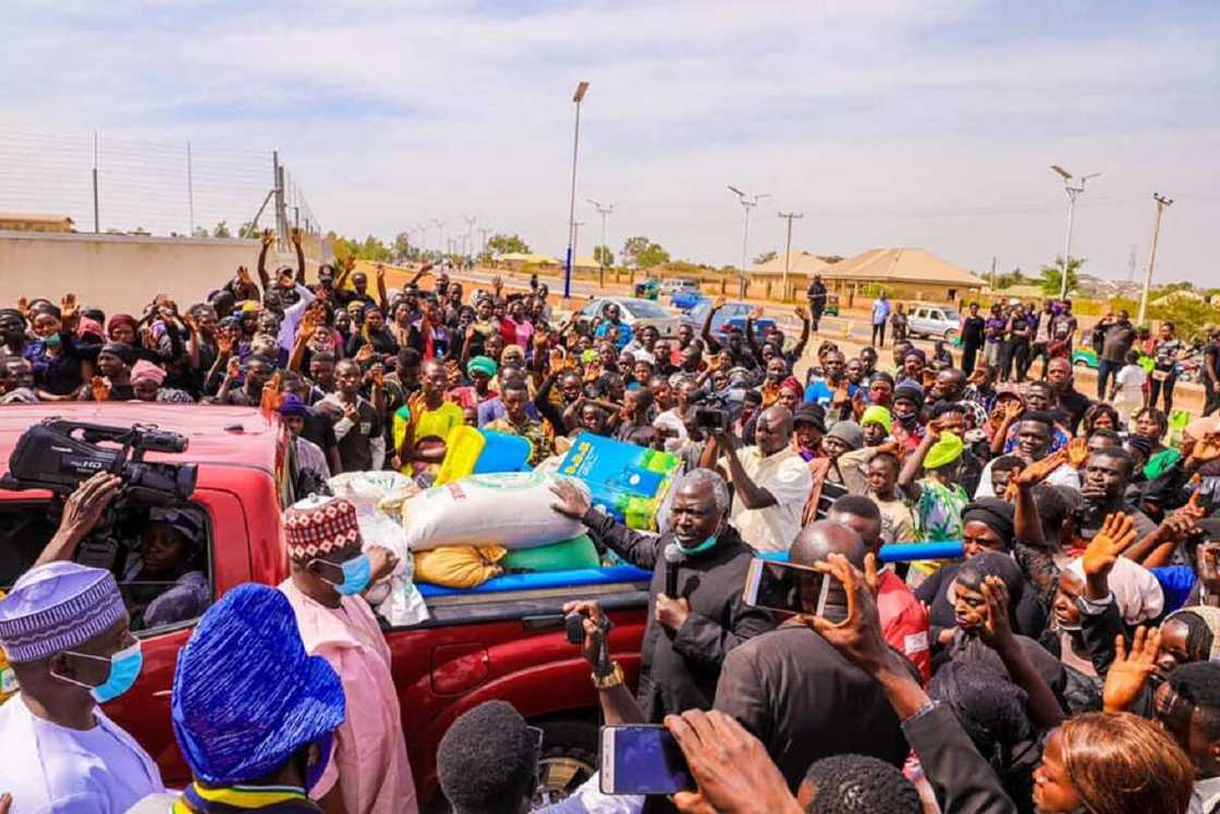 Hotunan tubabbun barayin kayana tallafin korona suna rokon yafiya daga gwamnatin Filato Hotunan tubabbun barayin kayana tallafin korona suna rokon yafiya daga gwamnatin Filato