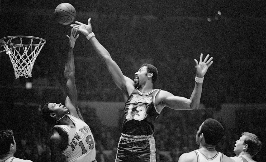 Wilt Chamberlain (R) of the Los Angeles Lakers and Willis Reed (L) of the New York Knickerbockers jump for a rebound during a basketball game. Wilt Chamberlain (R) of the Los Angeles Lakers and Willis Reed (L) of the New York Knickerbockers jump for a rebound during a basketball game.