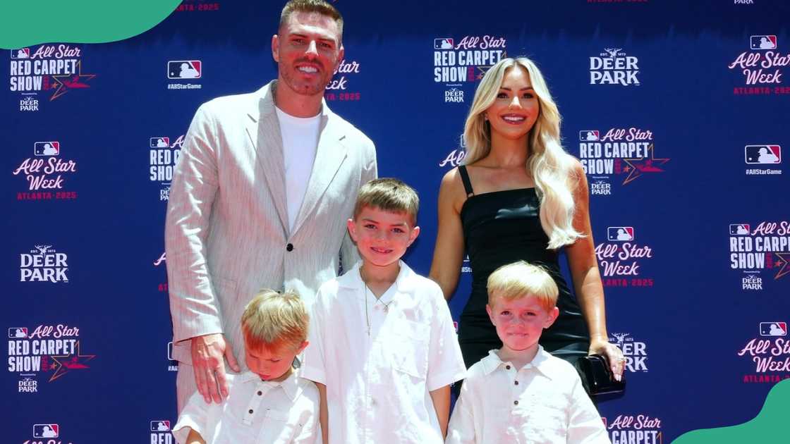 Freddie Freeman with his wife and their children.