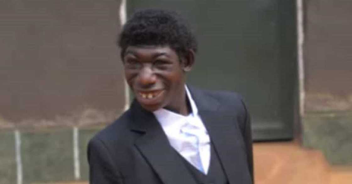 Bayan rayuwa cikin daji yana cin ciyawa, yanzu wankan sutturu na alfarma ya ke yi, ana girmama shi a gari Bayan rayuwa cikin daji yana cin ciyawa, yanzu wankan sutturu na alfarma ya ke yi, ana girmama shi a gari