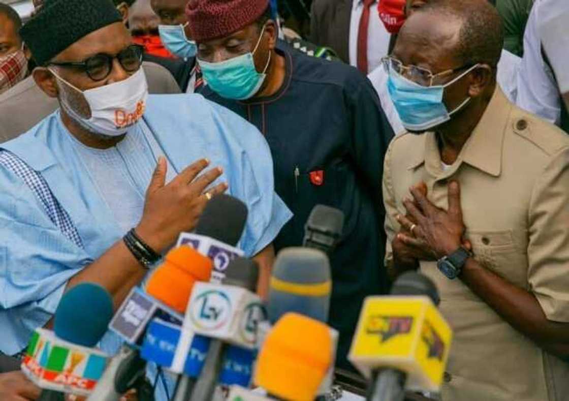 Dirama ta koma Ondo: Gwamna ya sa 'yan sanda sun damke mataimaki don zai koma PDP (Bidiyo) Dirama ta koma Ondo: Gwamna ya sa 'yan sanda sun damke mataimaki don zai koma PDP (Bidiyo)