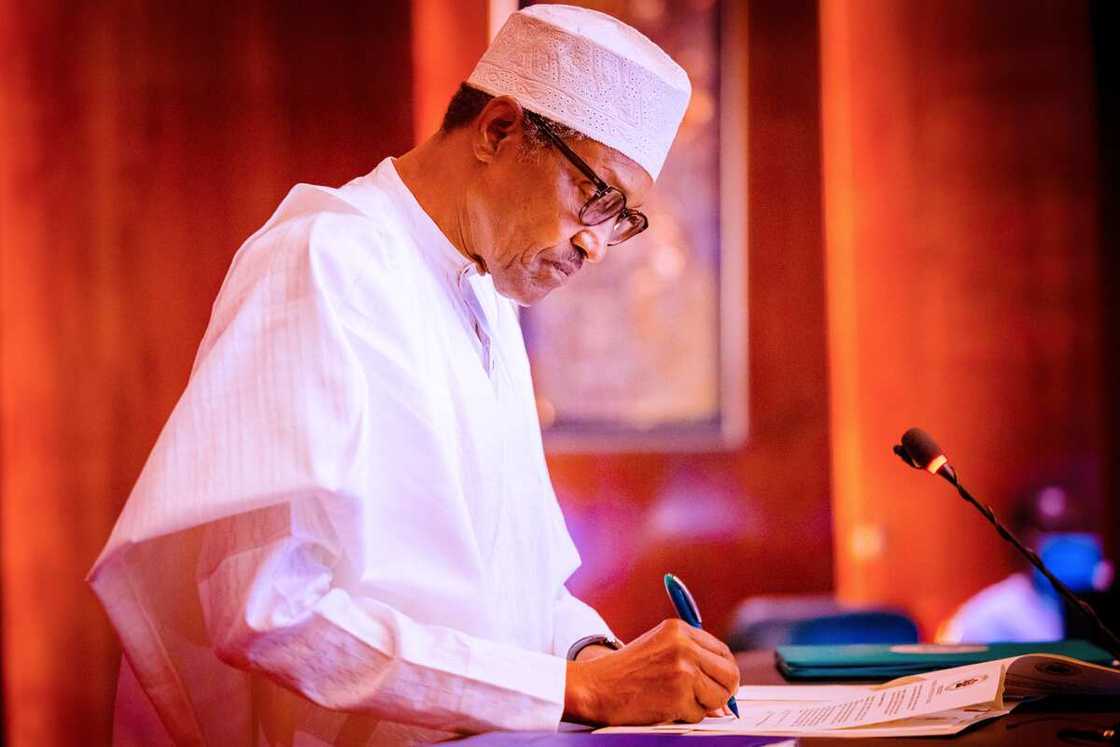 Buhari signing Executive Order 11 into law Buhari signing Executive Order 11 into law