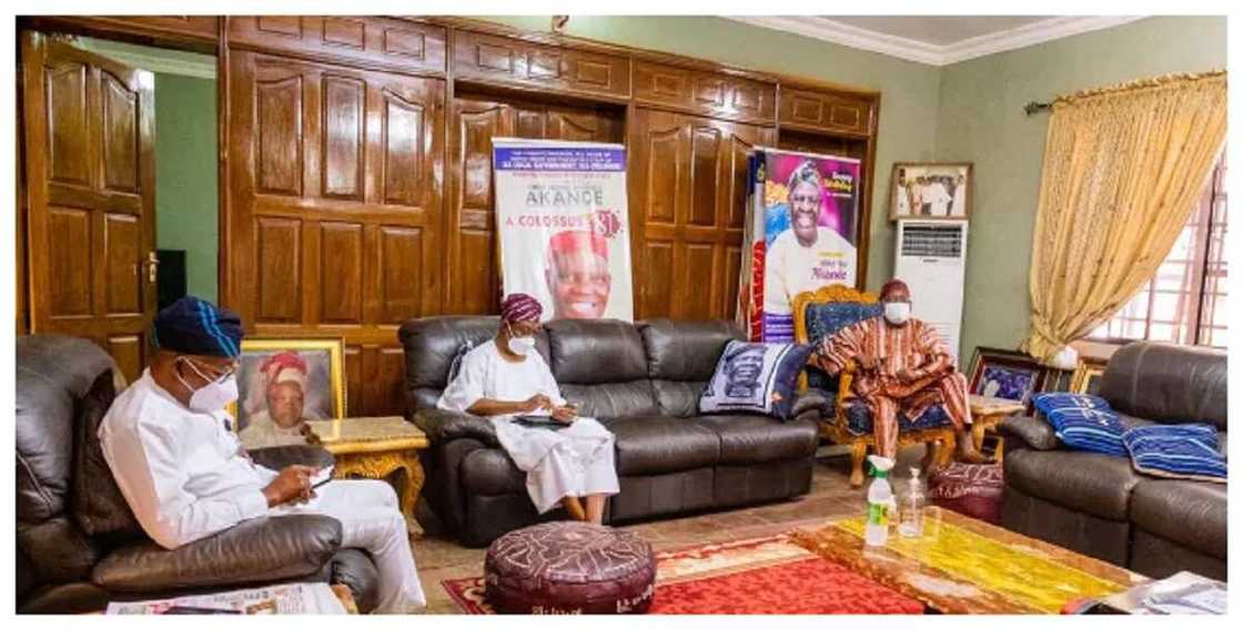 Akande da Tinubu sun shiga cikin rigimar Aregbesola da Oyetola domin a samu mafita