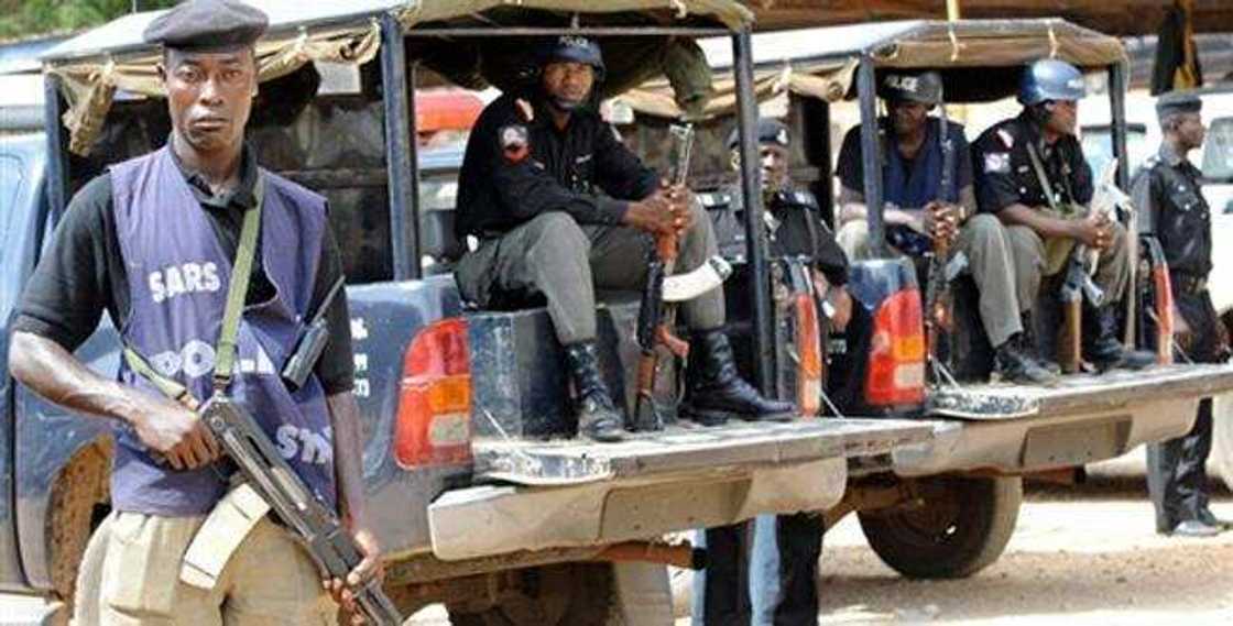 'Yan sanda sun ceto wasu yara kanana guda 2 da aka garkame a cikin bandaki a Abuja 'Yan sanda sun ceto wasu yara kanana guda 2 da aka garkame a cikin bandaki a Abuja