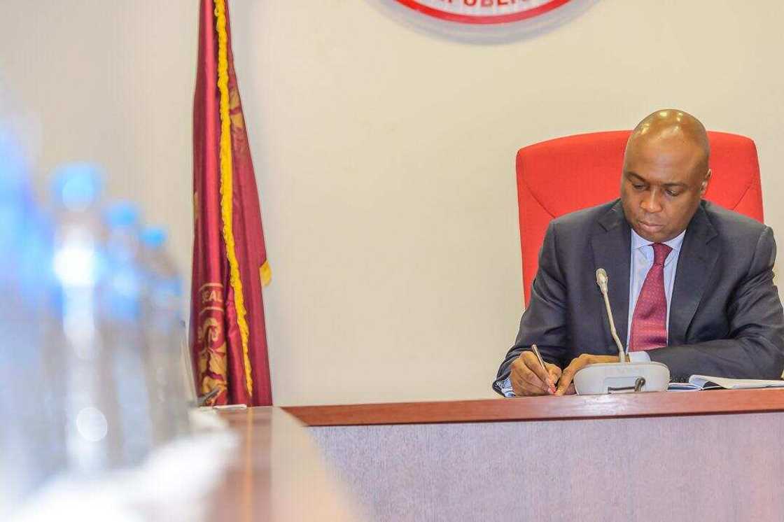 Alkali bai ba EFCC damar karbe wasu gidaje 2 da Bukola Saraki ya ke ji da su ba Alkali bai ba EFCC damar karbe wasu gidaje 2 da Bukola Saraki ya ke ji da su ba