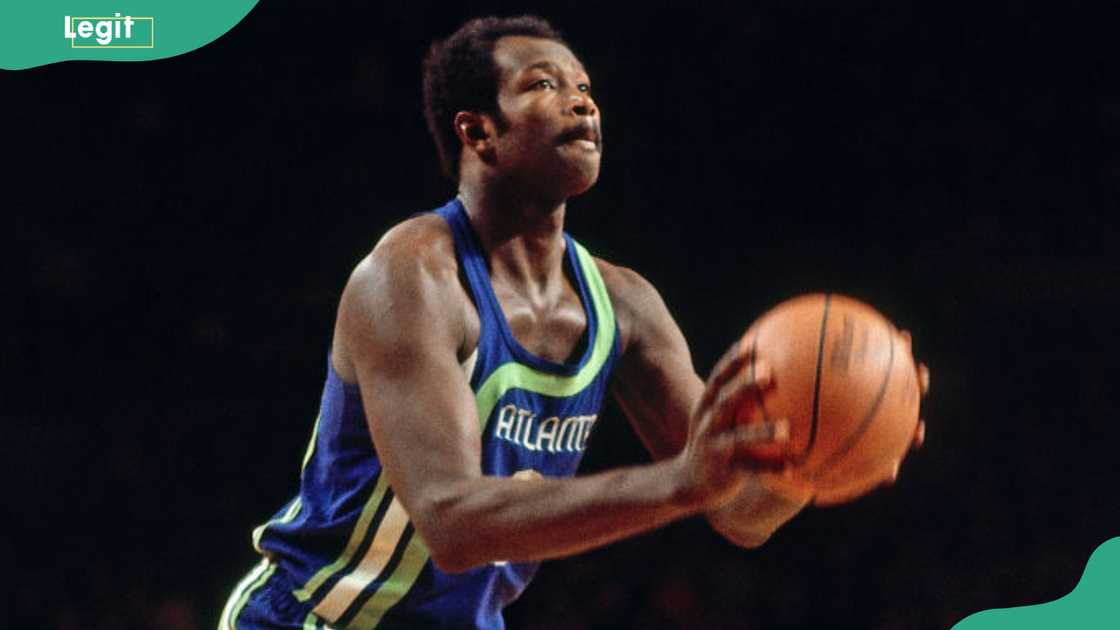Walt Bellamy handles the ball during the game against the Milwaukee Bucks Walt Bellamy handles the ball during the game against the Milwaukee Bucks
