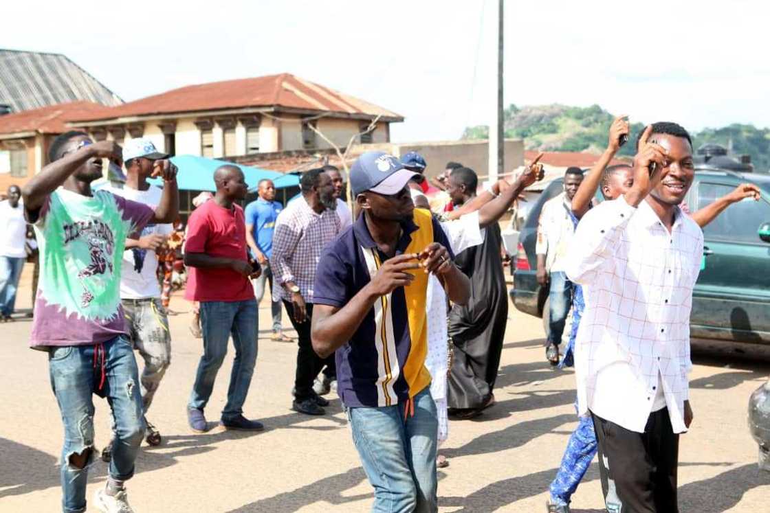 Magoya Bayan Oyebanji Suna Murnar Nasararsa Magoya Bayan Oyebanji Suna Murnar Nasararsa