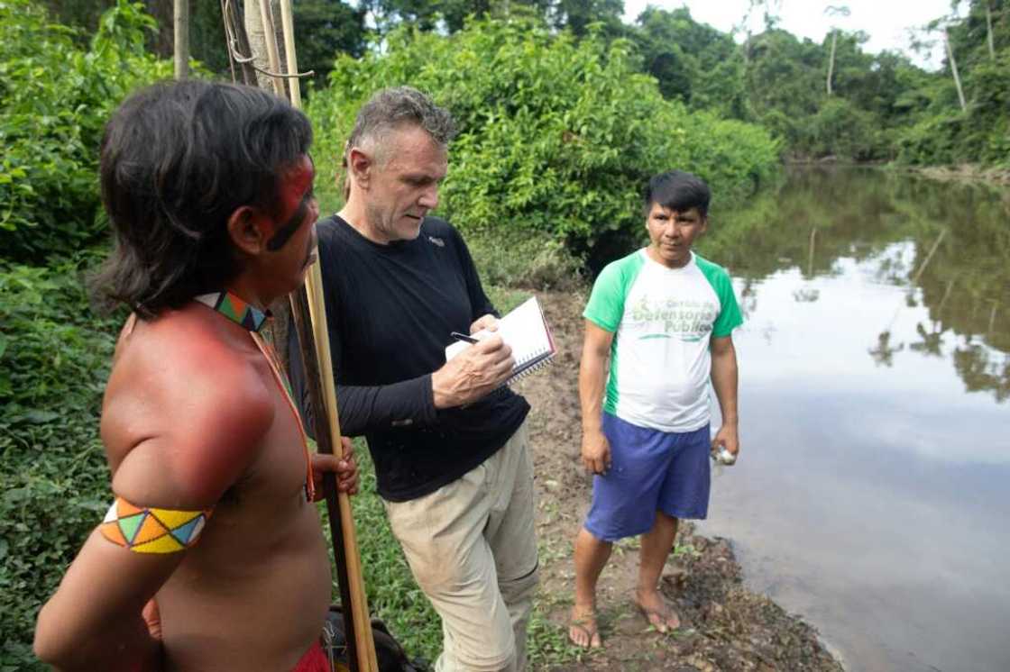 Veteran foreign correspondent Dom Phillips (C) talks to two indigenous men in Brazil in 2019 Veteran foreign correspondent Dom Phillips (C) talks to two indigenous men in Brazil in 2019