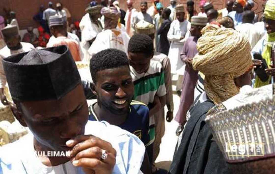 Hotunan yadda Kanawa suka yi tururuwa zuwa gidan sabon sarki don taya shi murna Hotunan yadda Kanawa suka yi tururuwa zuwa gidan sabon sarki don taya shi murna