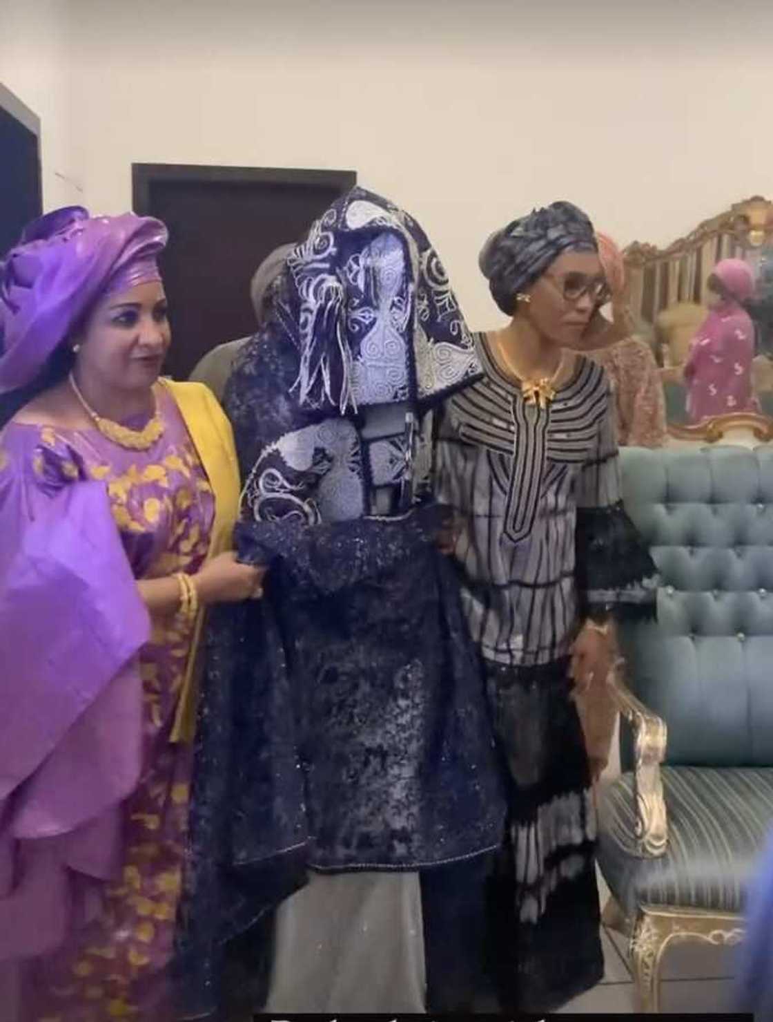 Hotuna da bidiyon wankan 'Budan Kai' Zahra Nasir Bayero, amaryar Yusuf Buhari Hotuna da bidiyon wankan 'Budan Kai' Zahra Nasir Bayero, amaryar Yusuf Buhari