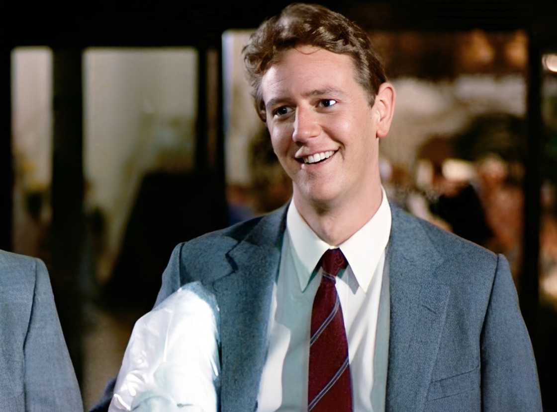 Judge Reinhold in action playing Detective Billy Rosewood