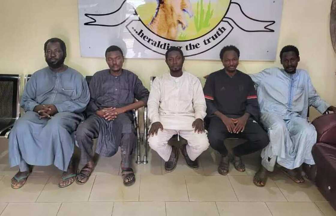 Wani ya ba da labarin yadda ya rayu a hannun 'yan bindiga Wani ya ba da labarin yadda ya rayu a hannun 'yan bindiga