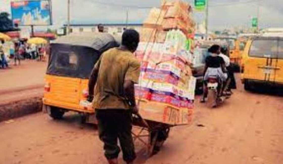 Mai tura baro ya gudu da kayan wata mata a Abuja Mai tura baro ya gudu da kayan wata mata a Abuja