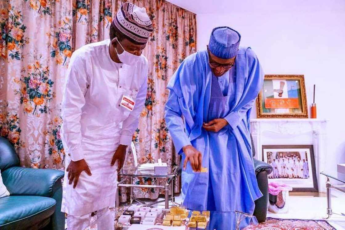 Hotuna: Matawalle ya gabatarwa Buhari gwala-gwalai da wasu ma'adinai da aka hako a Zamfara Hotuna: Matawalle ya gabatarwa Buhari gwala-gwalai da wasu ma'adinai da aka hako a Zamfara