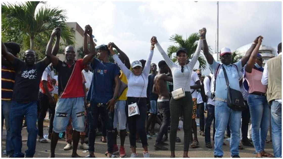 BREAKING: Tension as #Endsars Memorial protest gets rowdy, police fire teargas to protesters BREAKING: Tension as #Endsars Memorial protest gets rowdy, police fire teargas to protesters