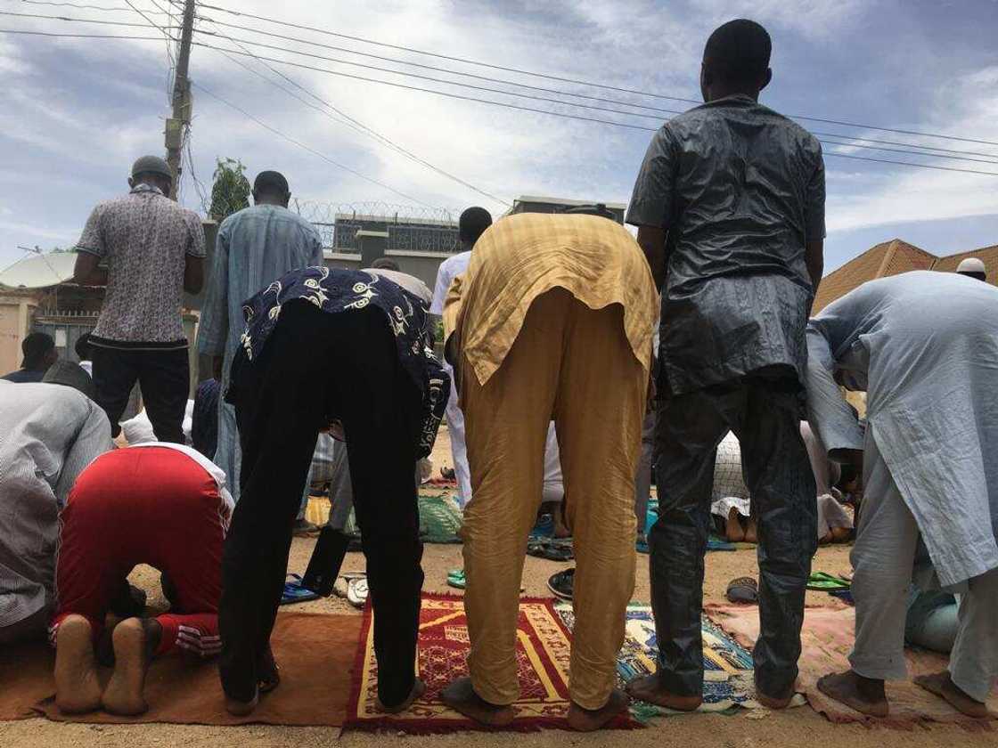 Kano: Yadda aka cika makil a masallacin Juma'a (Hotuna) Kano: Yadda aka cika makil a masallacin Juma'a (Hotuna)