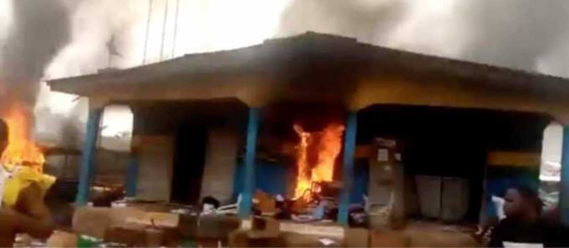 Tension in southeast as angry youths set another police station on fire, give reason Tension in southeast as angry youths set another police station on fire, give reason