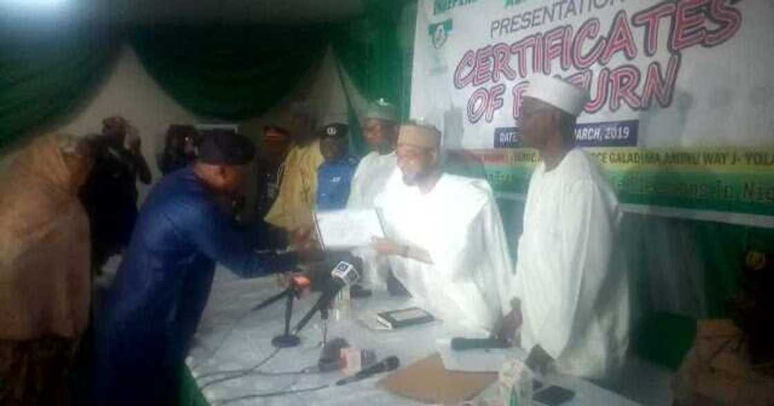 Yanzu Yanzu: Hukumar INEC ta gabatar da takardar shaidar cin zabe ga Fintiri a Adamawa Yanzu Yanzu: Hukumar INEC ta gabatar da takardar shaidar cin zabe ga Fintiri a Adamawa