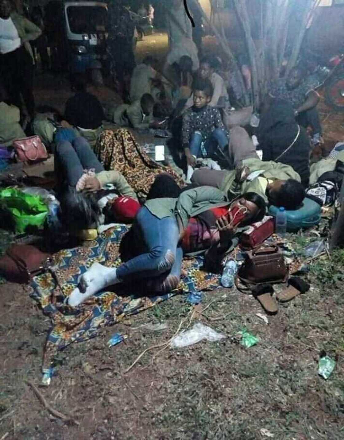 Wata-sabuwa: An yi zina da ma'aikatan mu lokacin zaben shugaban kasa - INEC Wata-sabuwa: An yi zina da ma'aikatan mu lokacin zaben shugaban kasa - INEC