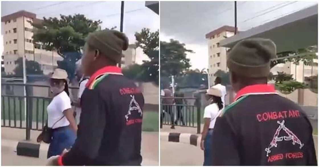 Da ɗuminsa: Ɗan sanda ya shiga sahun zanga zangar ruguza rundunar FSARS Da ɗuminsa: Ɗan sanda ya shiga sahun zanga zangar ruguza rundunar FSARS