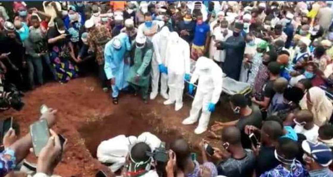 Wahab Adegbero: Tears, sorrow as late Ondo commissioner who died of COVID-19 laid to rest Wahab Adegbero: Tears, sorrow as late Ondo commissioner who died of COVID-19 laid to rest