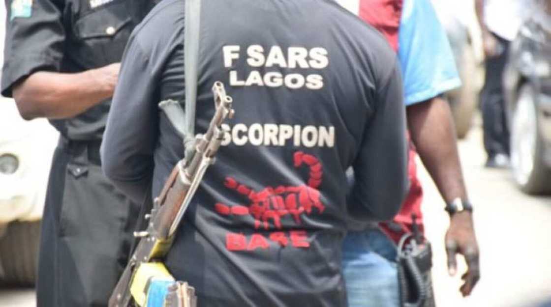 EndSARS: Rundunar 'yan sandan Lagos ta kwace makamai daga hannun jami'an SARS EndSARS: Rundunar 'yan sandan Lagos ta kwace makamai daga hannun jami'an SARS