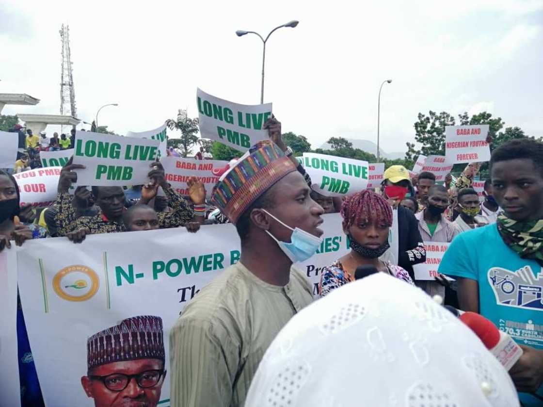 N-Power: 'Yan Najeriya sun yi gangamin nuna godiya a fadar Aso Villa
Hoto daga jaridar Leadership N-Power: 'Yan Najeriya sun yi gangamin nuna godiya a fadar Aso Villa
Hoto daga jaridar Leadership