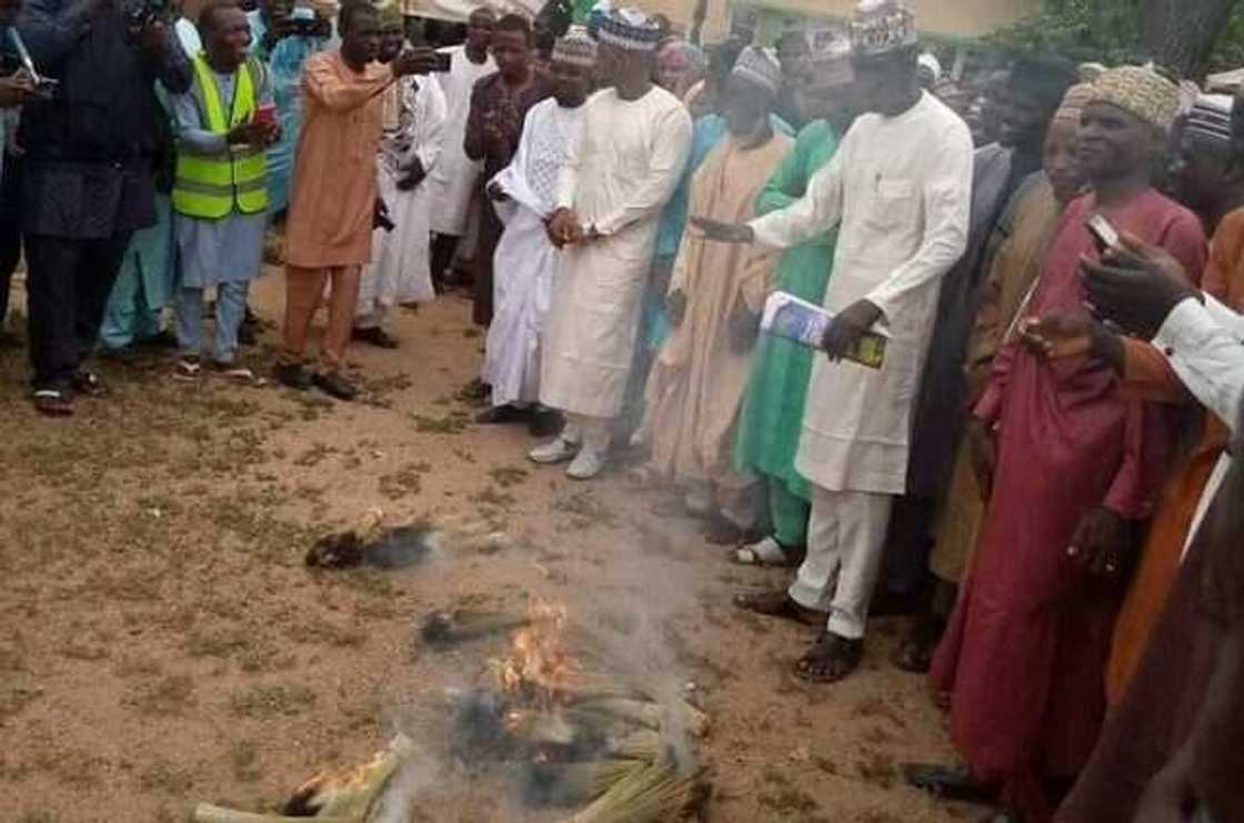 Yan jam'iyyar APC akalla 1000 sun kona tsintsiya a jihar Bauchi, sun koma PDP Yan jam'iyyar APC akalla 1000 sun kona tsintsiya a jihar Bauchi, sun koma PDP