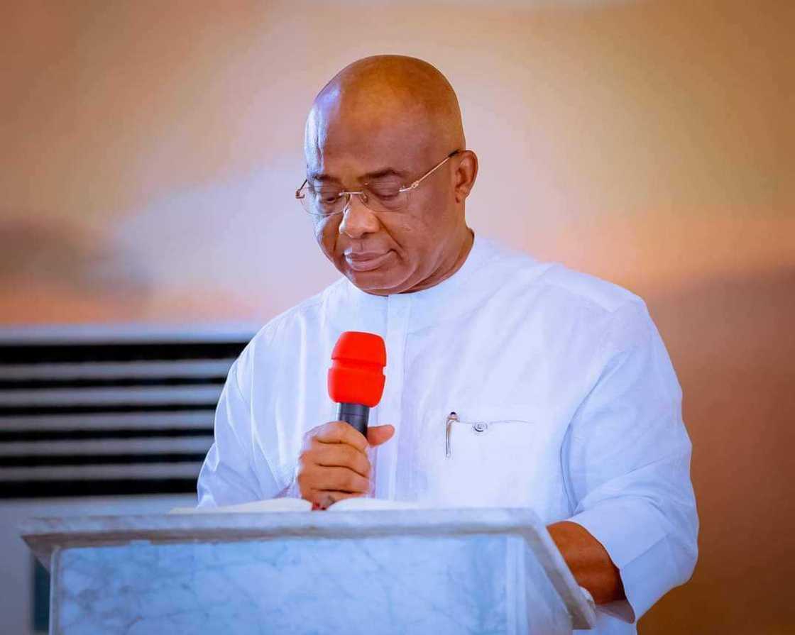 Gwamna Hope Uzodinma. Gwamna Hope Uzodinma.