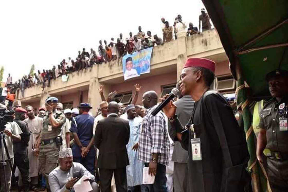 Yan kasuwanni sun gwale El-Ruai kan rokonsu da yayi wai zai sake gina musu shagunansu Yan kasuwanni sun gwale El-Ruai kan rokonsu da yayi wai zai sake gina musu shagunansu