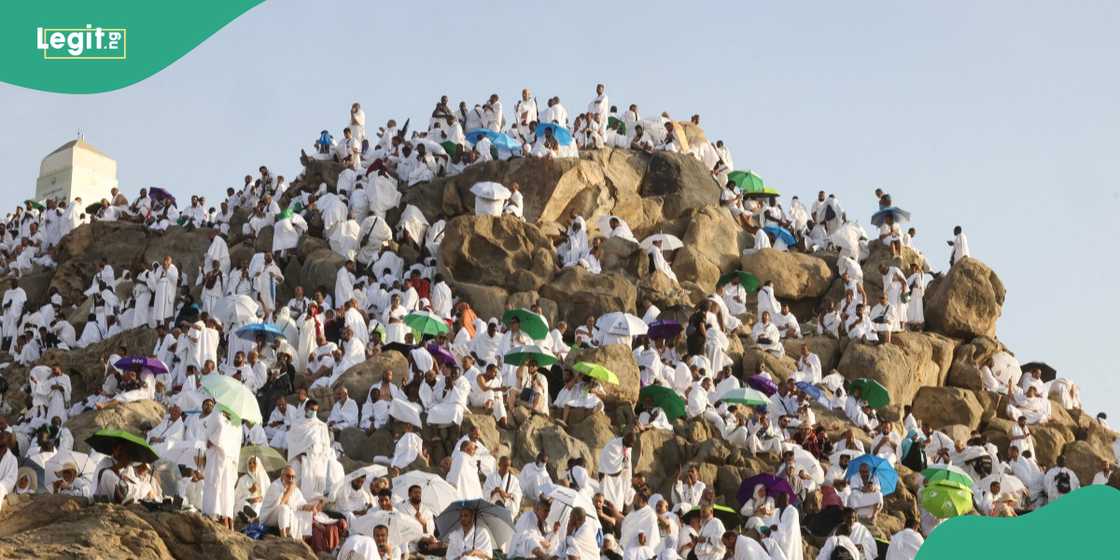 Pilgrims pray at Mount Arafat as hajj reaches peak in Saudi Arabia Pilgrims pray at Mount Arafat as hajj reaches peak in Saudi Arabia