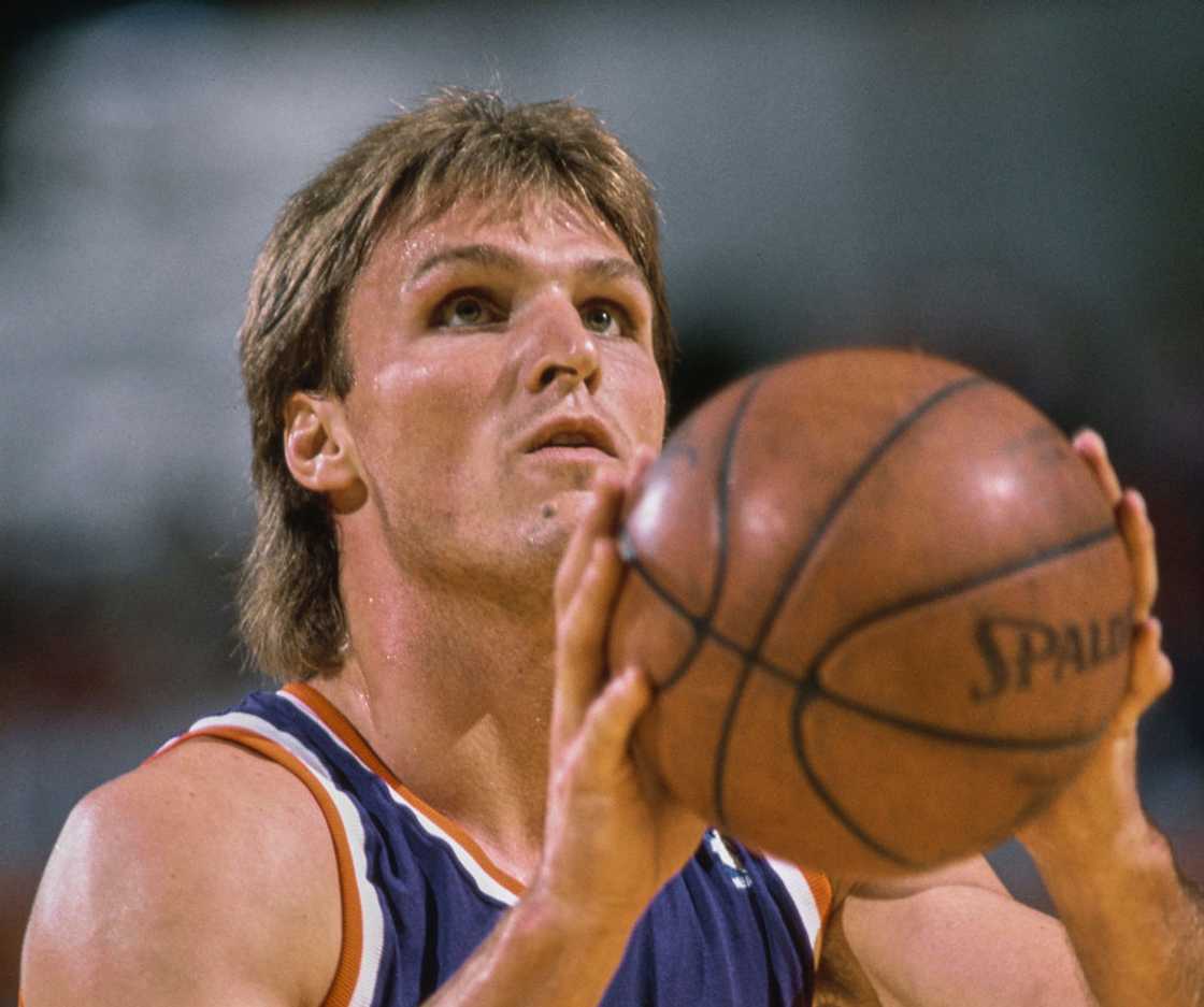 Tom Chambers prepares to make a free throw shot