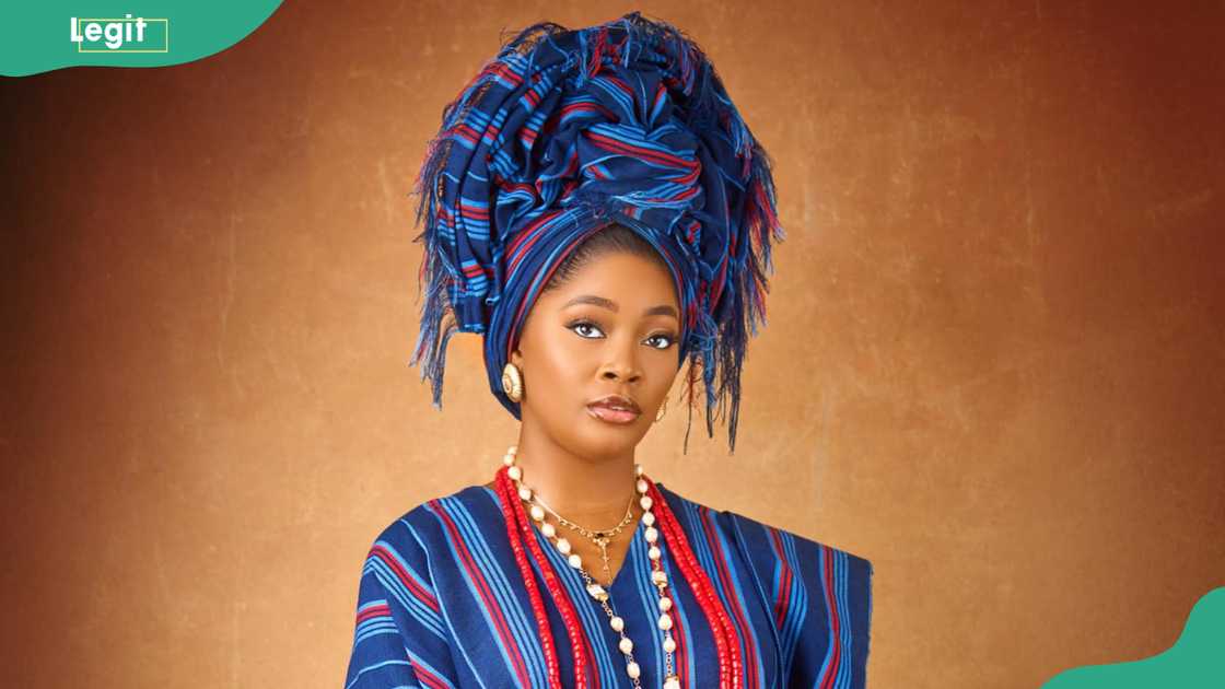 Kiekie posing in a a mottled brown colour background.