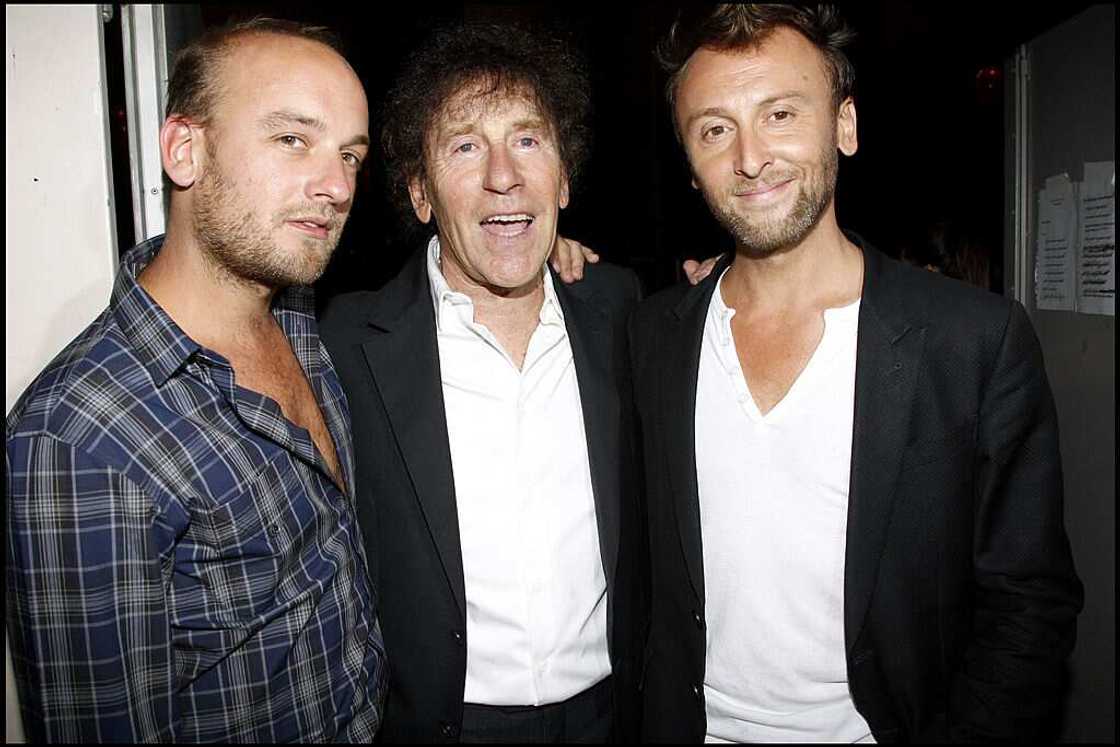 Alain Souchon entre ses fils Charles et Pierre Souchon au 6ème Gala de Charité de l'Ifrad contre la maladie d'Alzheimer à Paris.